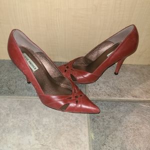 7.5 Red Steve Madden vintage/early 2000s red cut out pumps
